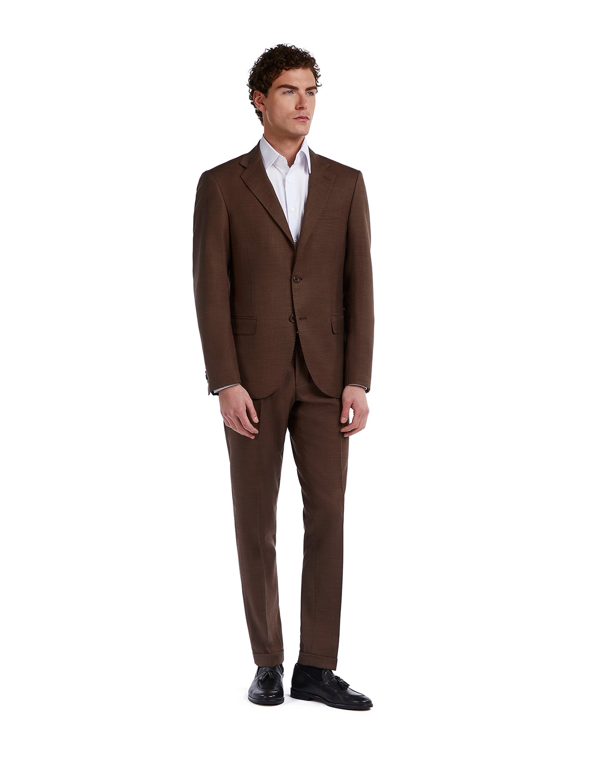 Brown tailored suit for men, made of lightweight fabric, paired with a classic white shirt and black shoes.