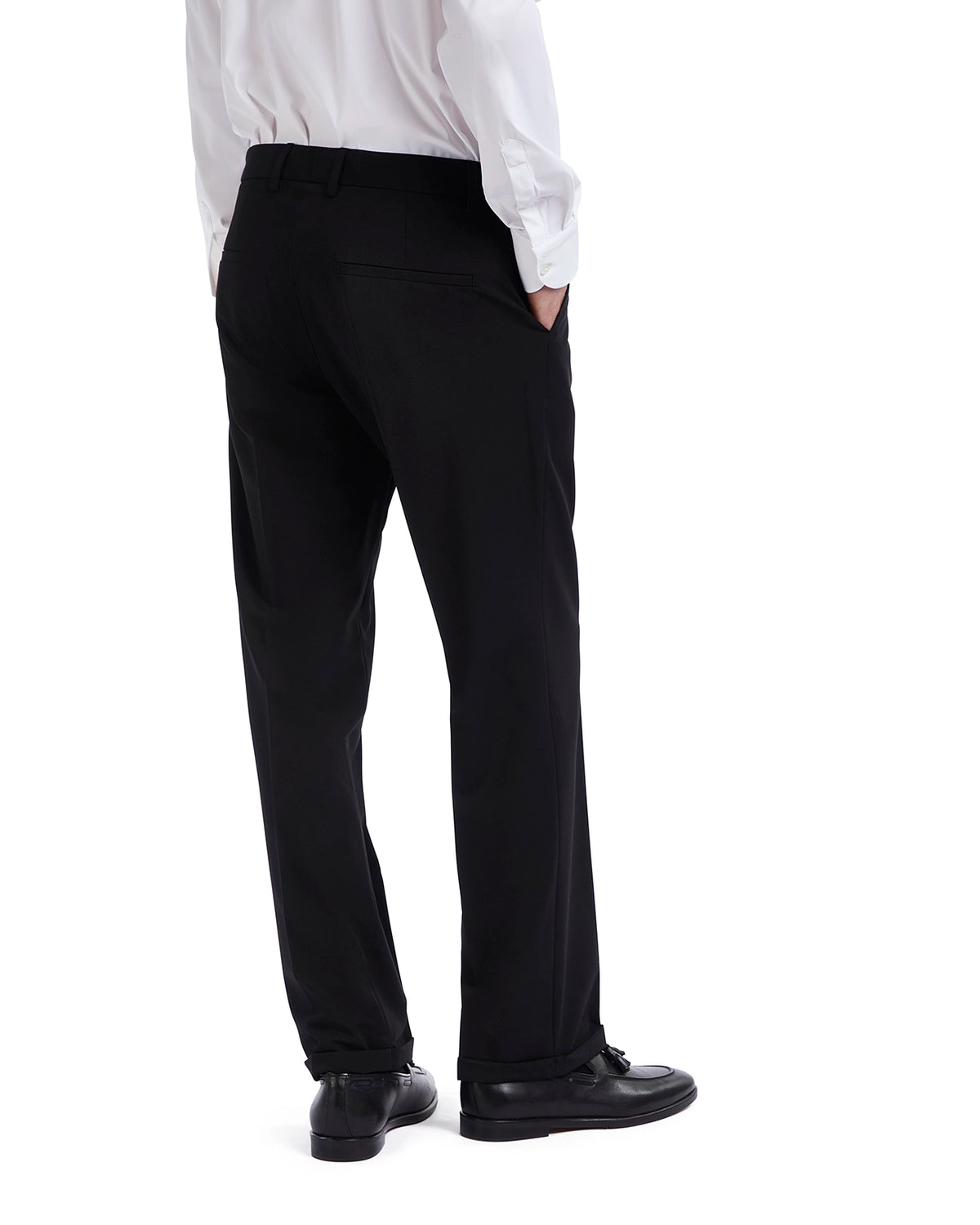 Men’s black tailored trousers in breathable fabric, featuring a sleek fit and side pockets for modern style.