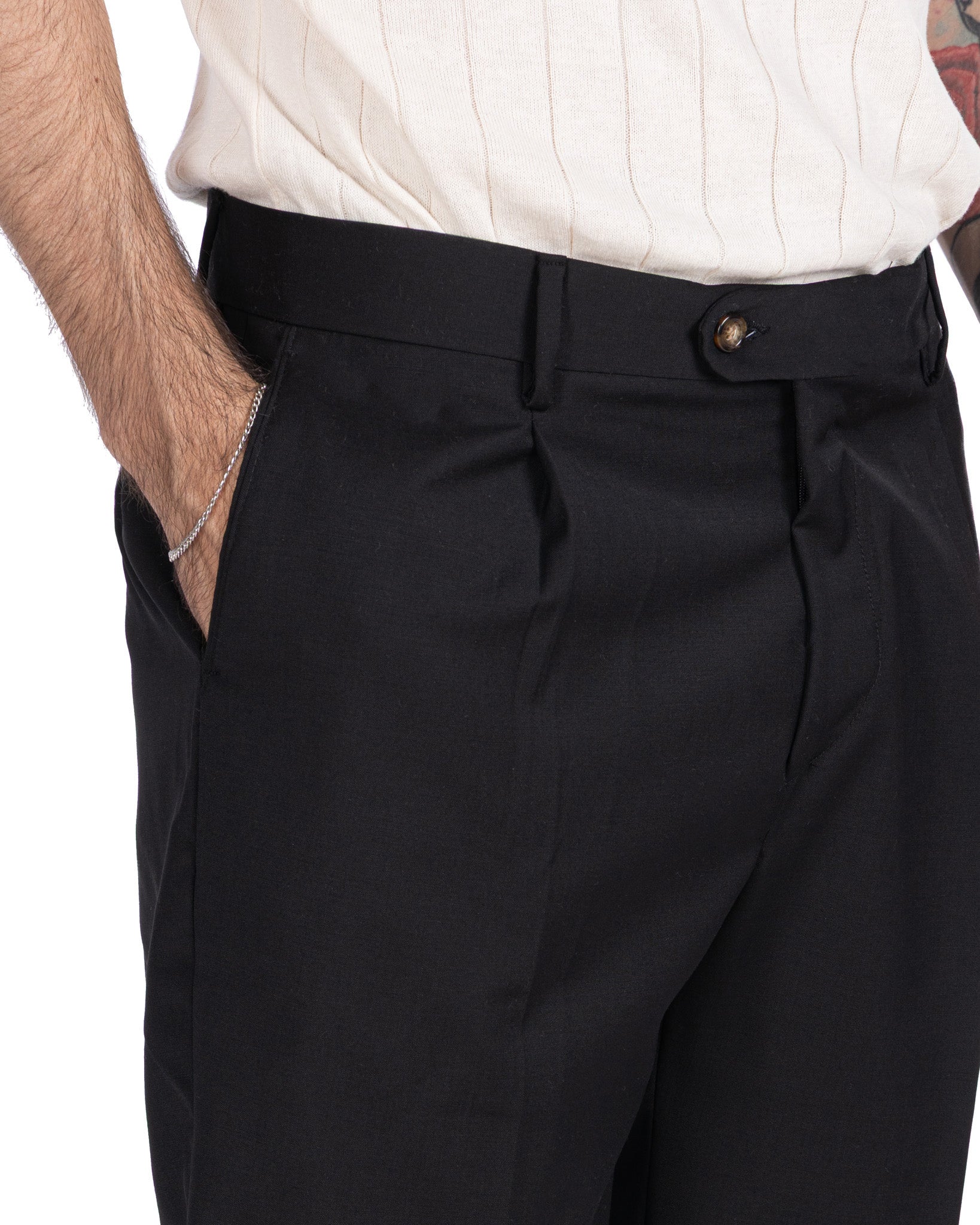 Colton - High-waisted Bermuda shorts with pleats in black