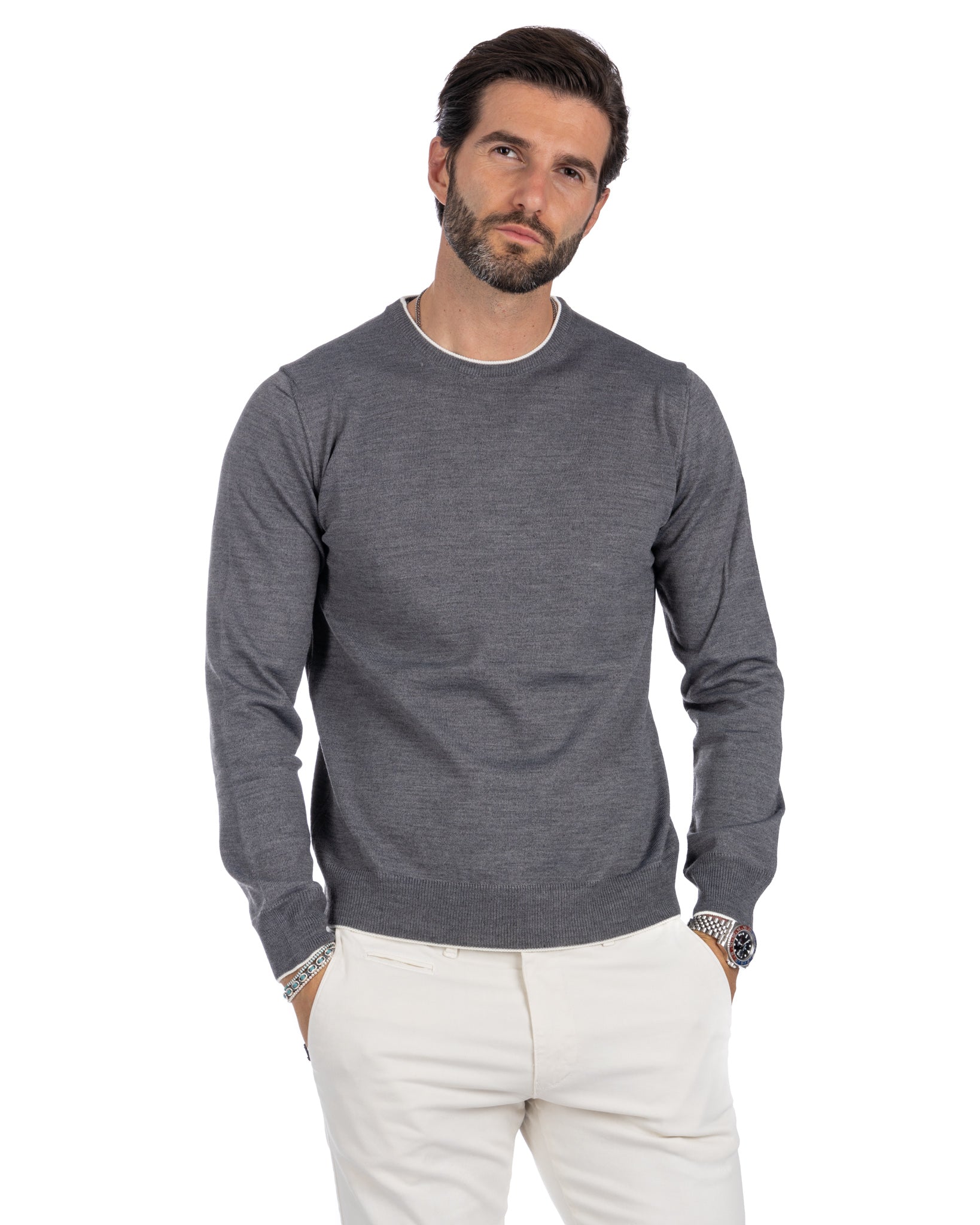 Seve - gray sweater with white border