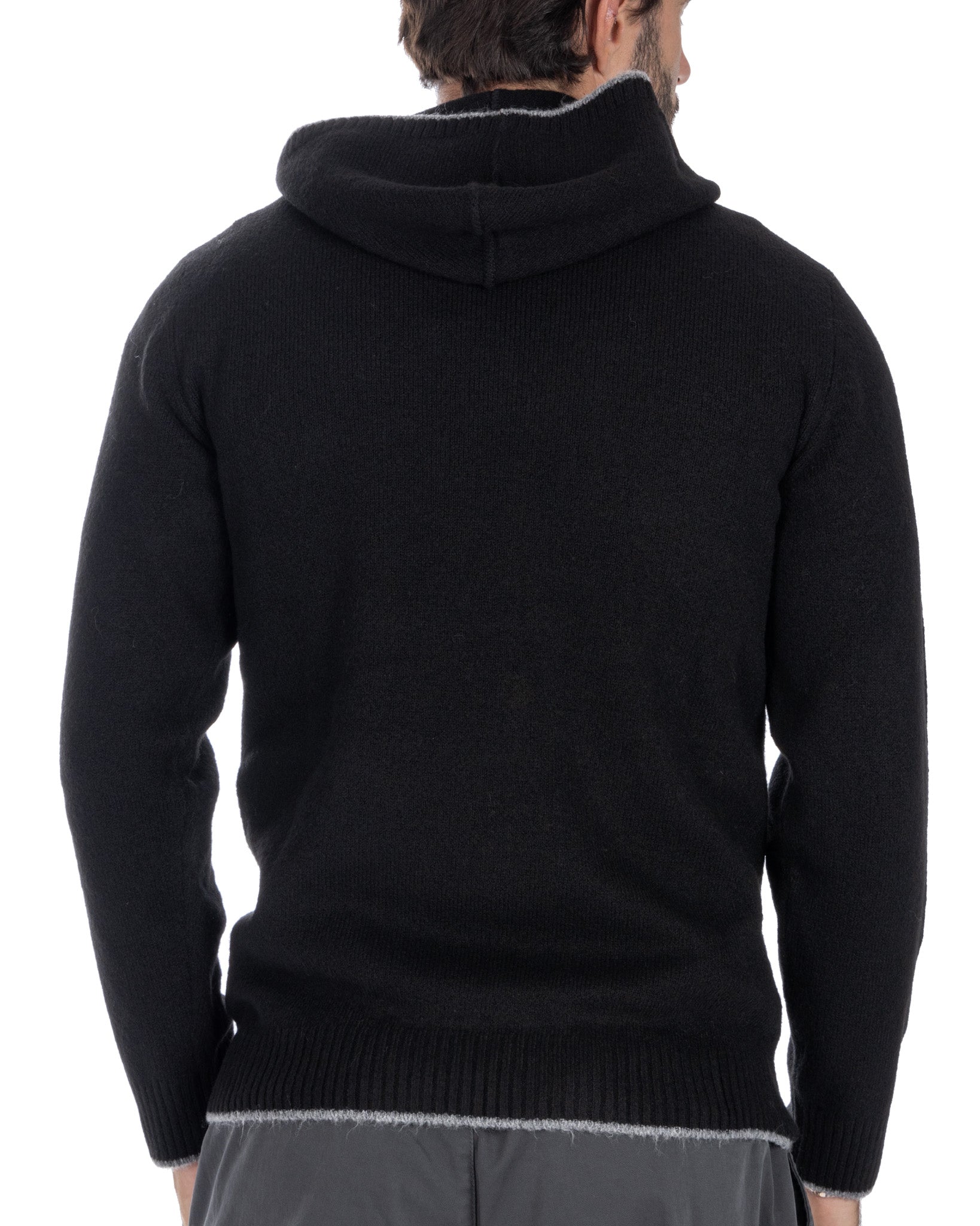 Lynn - black hooded sweater